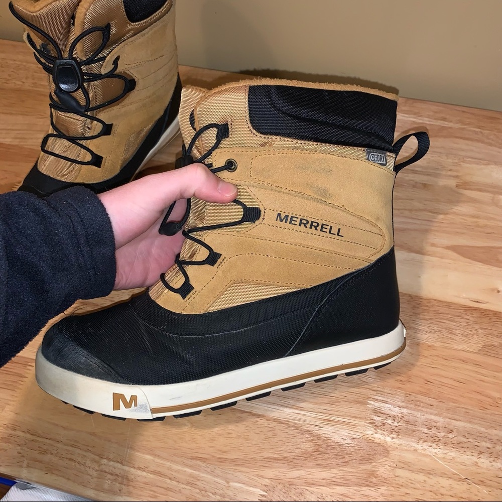 Merrell Black and Tan Winter Boots with Lace-Up Design